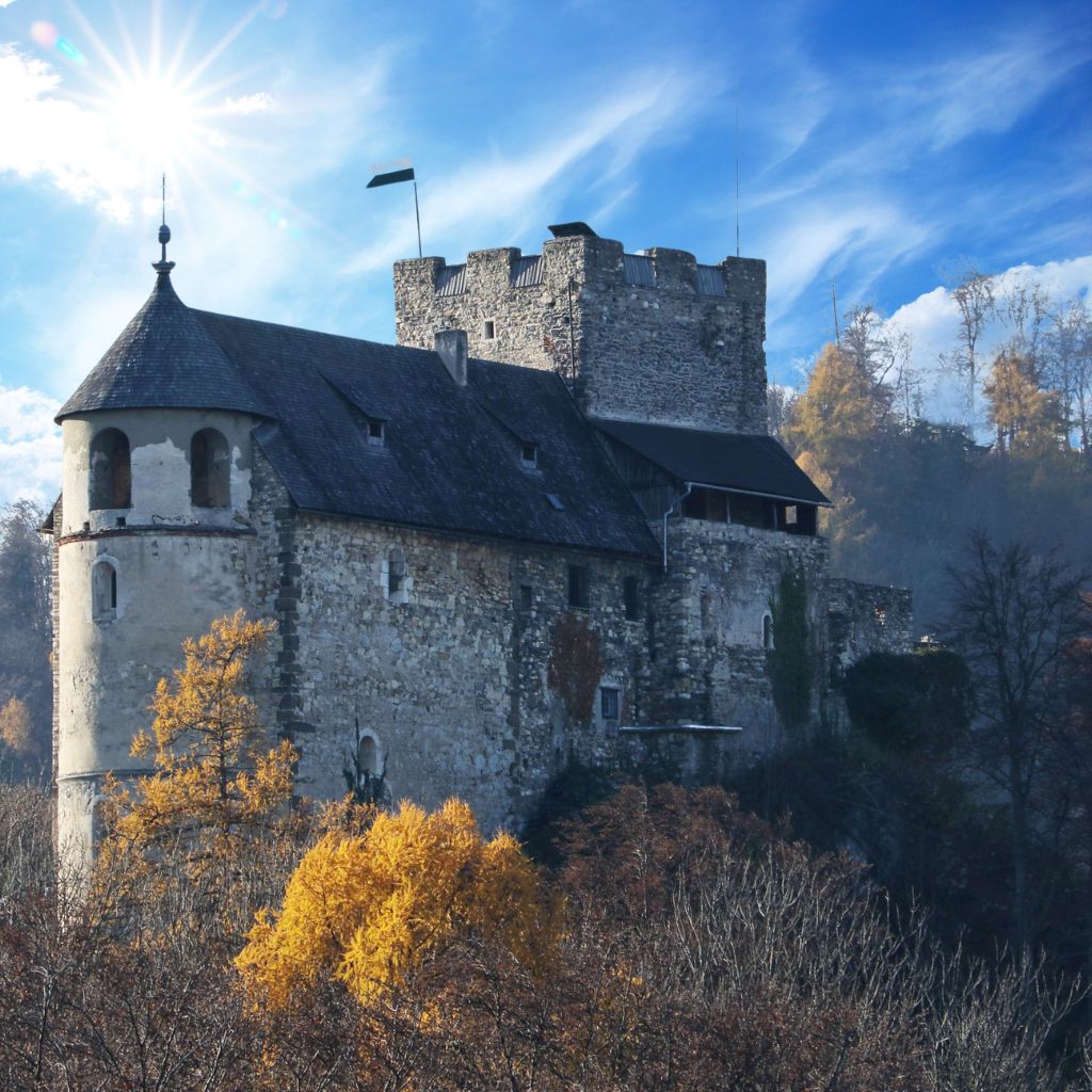 Schatten über Graz: Die Burgruine Gösting als steinerne Erinnerung